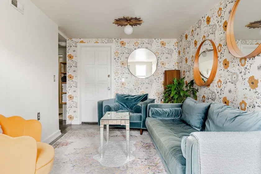 Cozy and Stylish Ballard Apartment - Image 1