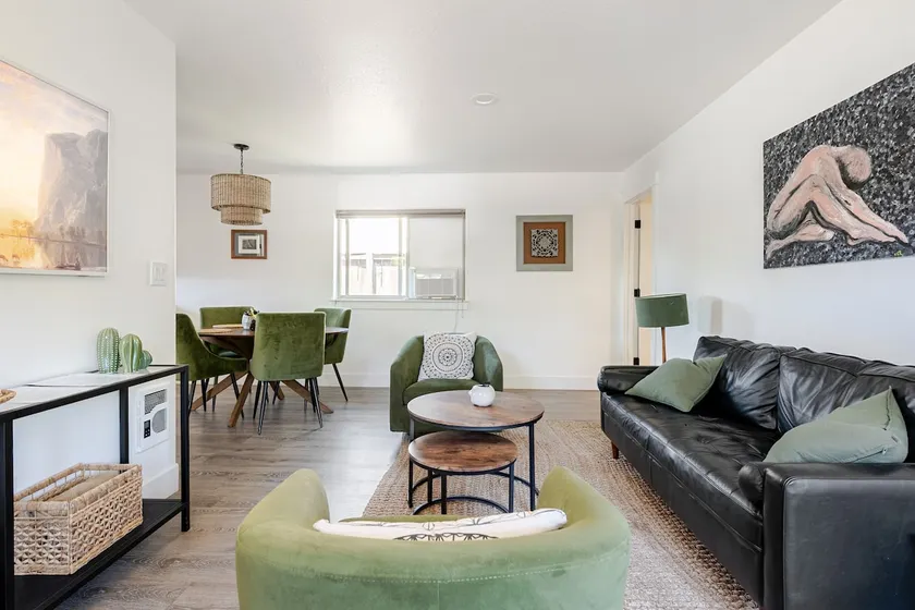 Stylish Cozy bungalow w/ theater - Image 1