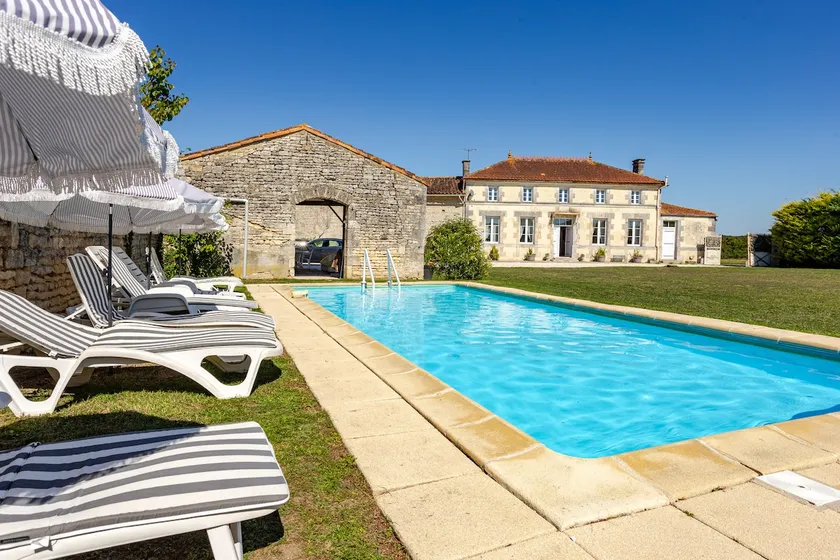 Large house, heated pool, covered lounge, games rm - Image 1