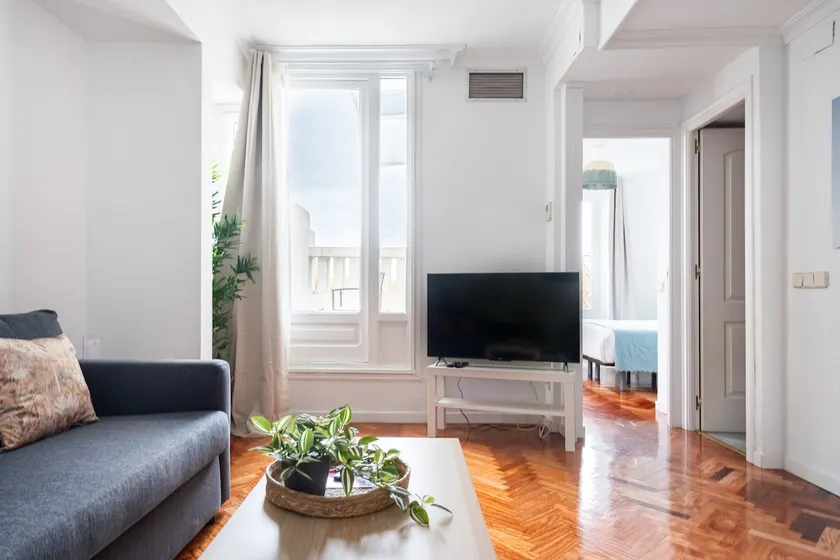 Apartment with terrace and view of Alcalá-Retiro - Image 1