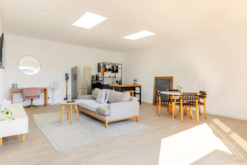 Spacious 1 bedroom guesthouse - Image 1