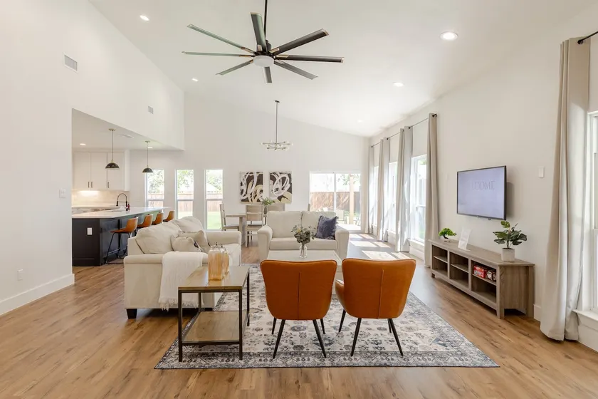 Spacious family/group retreat near downtown - Image 1