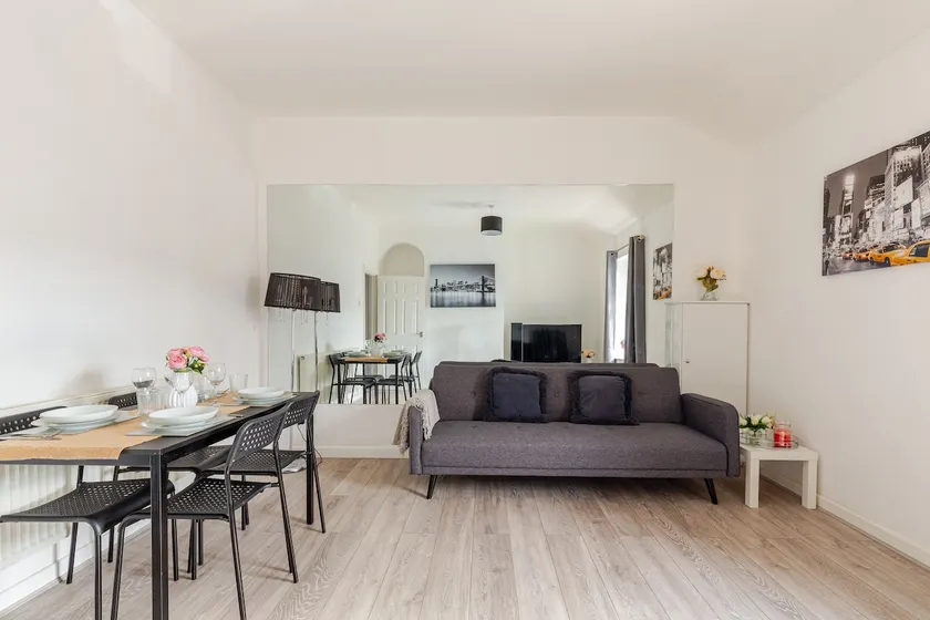 1-Bed Apartment Near Town Centre |Private Parking - Image 1