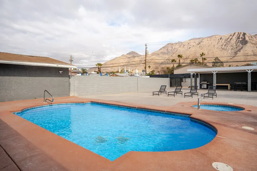 Luxury Stays | 5BR Pool, Spa & Mtn Views | 25 min - Image 1