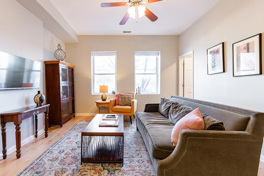 Peaceful Oak Park Condo Next to Green Line Metro - Image 1