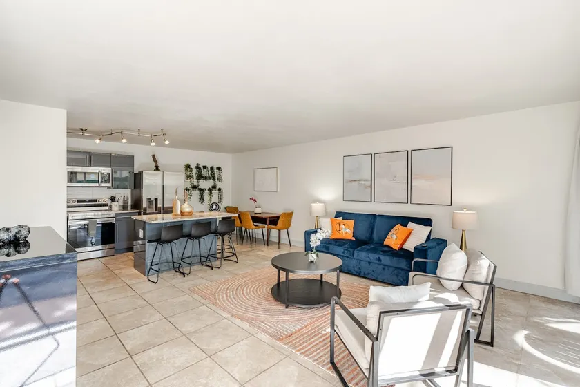 Bright & Airy 2BR in West Palm–Near Beach & Shops - Image 1