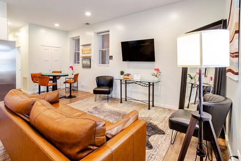 2br Urban Oasis: Near Med Dist, & Dtwn - Image 1