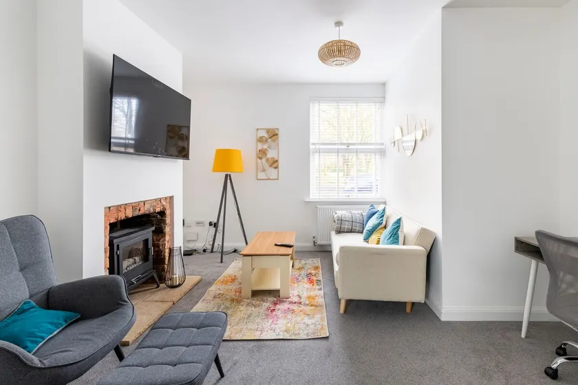 Impressive 4 Bed House Sleeps 8 Private Parking, Fast WiFi 2x Smart TVs Netflix & Foosball, Business Travellers Relocaters Leisure Welcome - Image 1