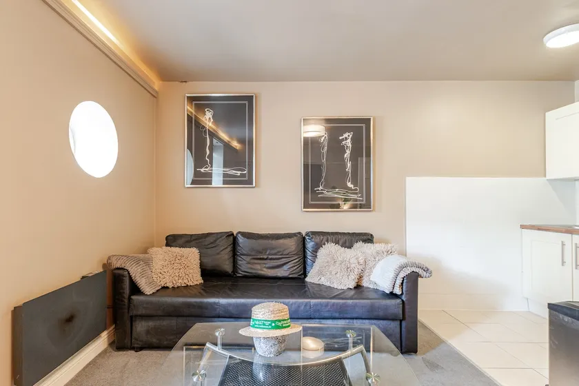 Temple Bar (2/Bed). Location! Location! Location! - Image 1