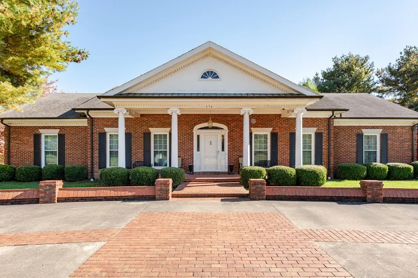 Luxury home -quiet neighborhood - Image 1