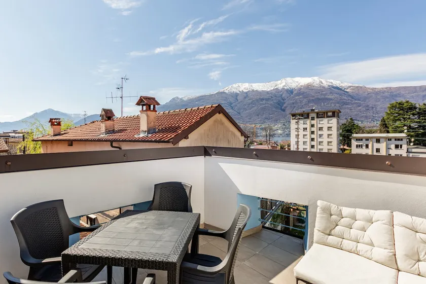 Free parking + 180° panoramic terrace - Image 1