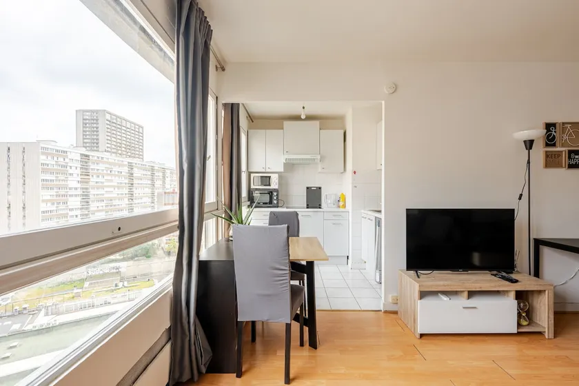 Bright apartment near line 14 - Image 1