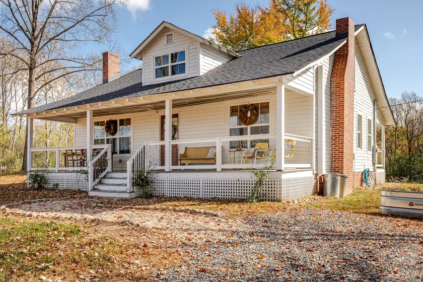 Secluded Mountaintop Cottage on 10 Acres - Image 1