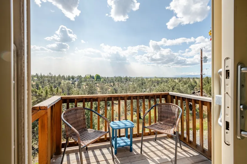 Cascade View Suite · Balcony · Smith Rock - Image 1