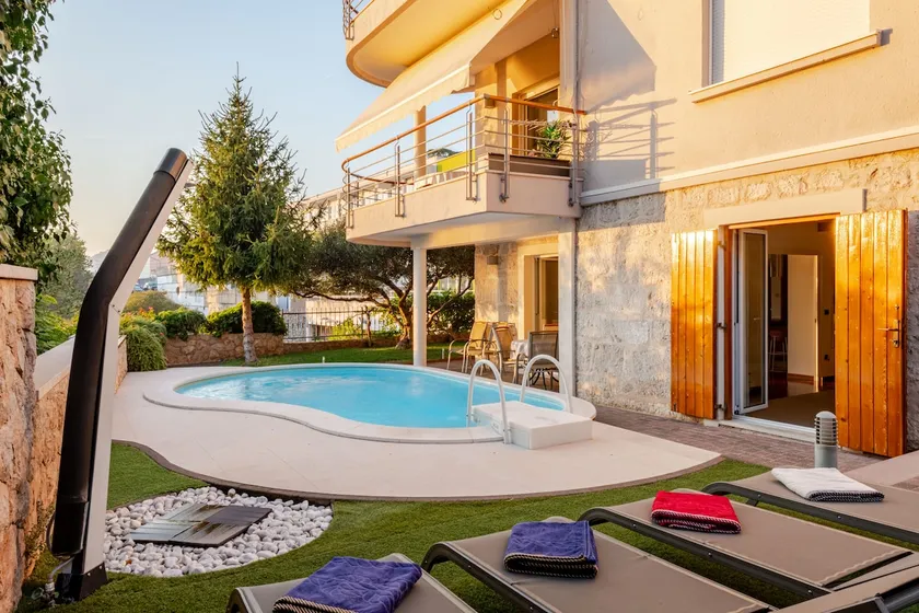 Luxurious city retreat with pool - Image 1
