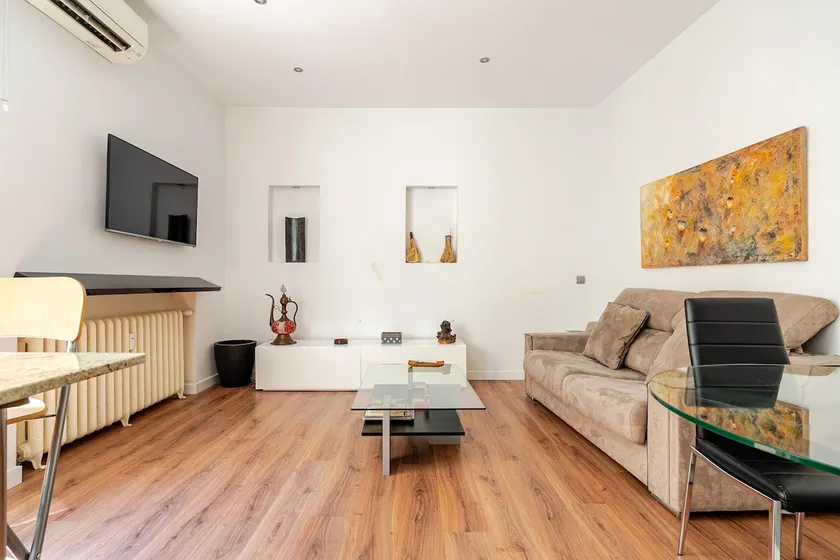 Modern apartment in gran via - Image 1
