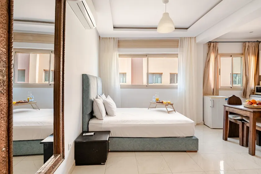 Clean and well located with basement parking and Wi-Fi - Image 1