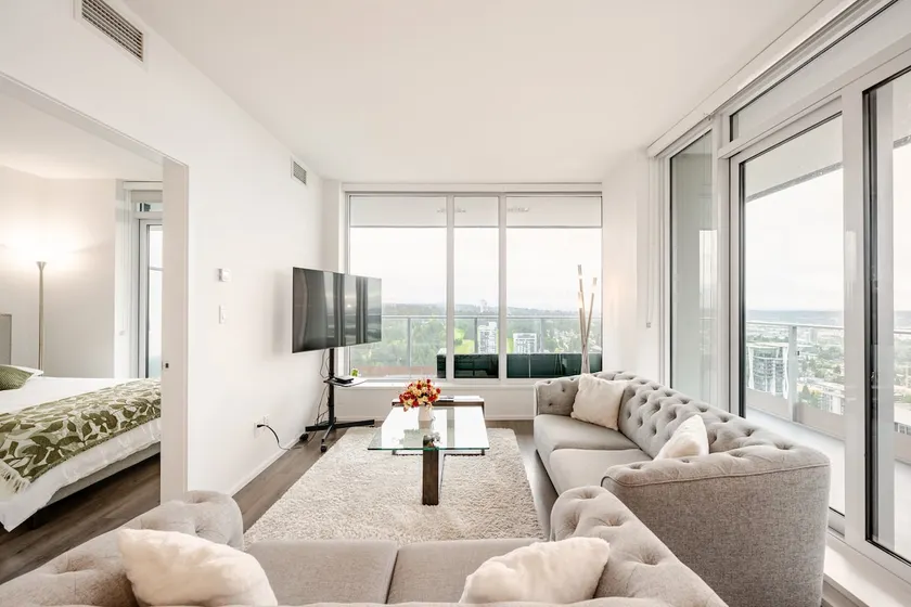 3 Bedroom/2 Bath/Free Parking/Skytrain access - Image 1
