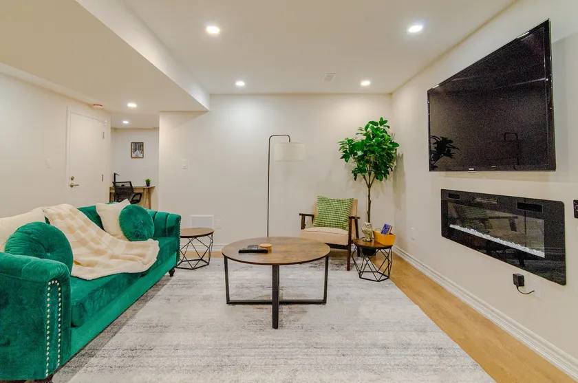 Miden Touch: Stylish Modern Basement w/ Workspace - Image 1