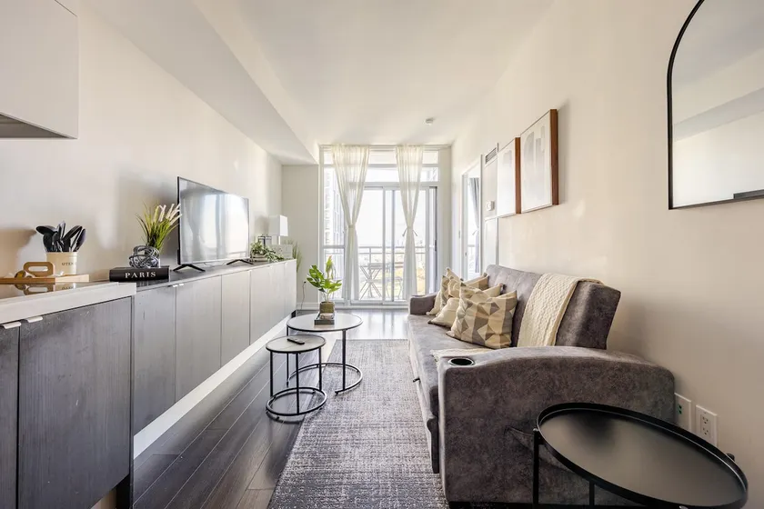 Modern Toronto Getaway near Rogers Centre +Parking - Image 1
