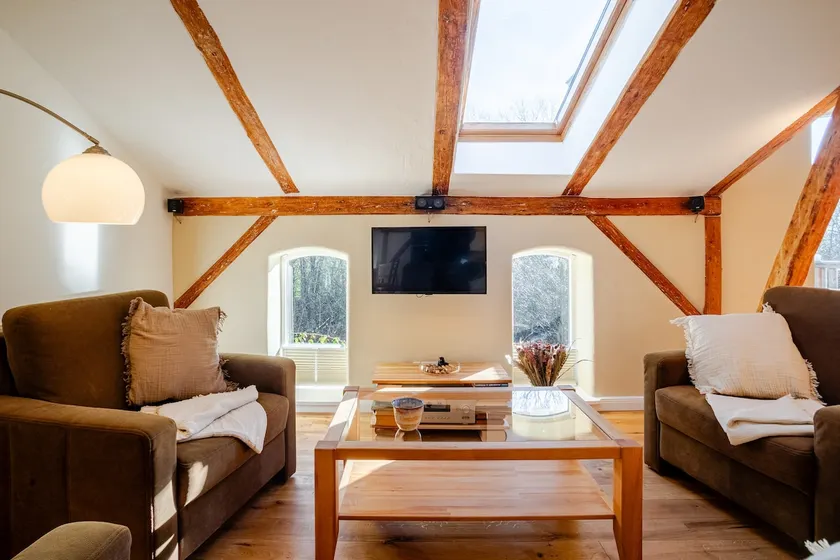 70 m² old building apartment renovated, large, solid bed - Image 1