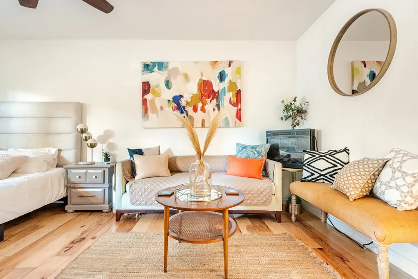 Cozy King Bed w/ Covered Parking in Pasadena - Image 1