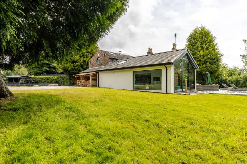 Private Farmhouse in Cheshire, 4 Bedrooms, Hot Tub - Image 1