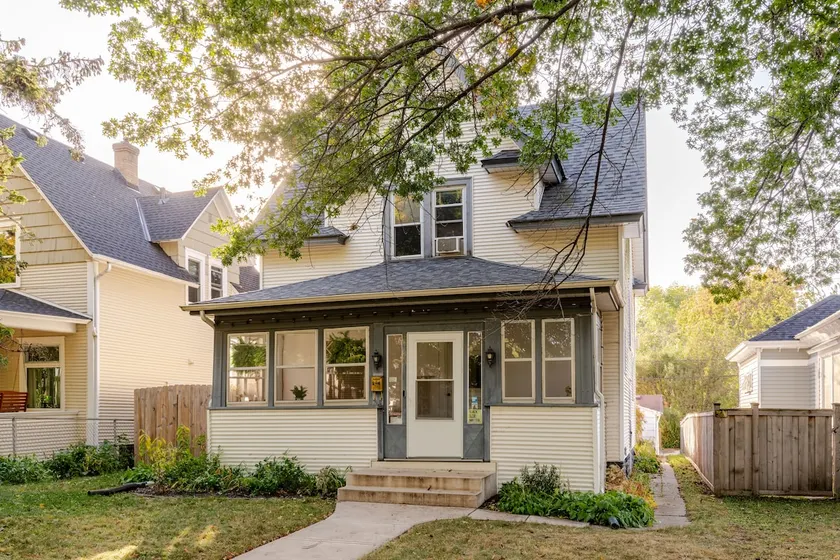 Entire Charming Kingfield House - Image 1