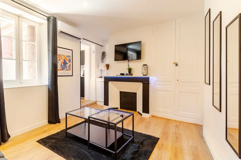 Le Galilée – Quiet Air-Conditioned Studio in Downtown - Image 1
