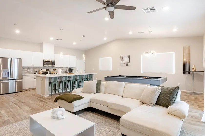 6 MILES from LAS VEGAS STRIP Spacious Family home - Image 1