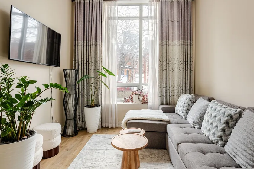 Cozy & Modern Escape Near Yorkville - Image 1