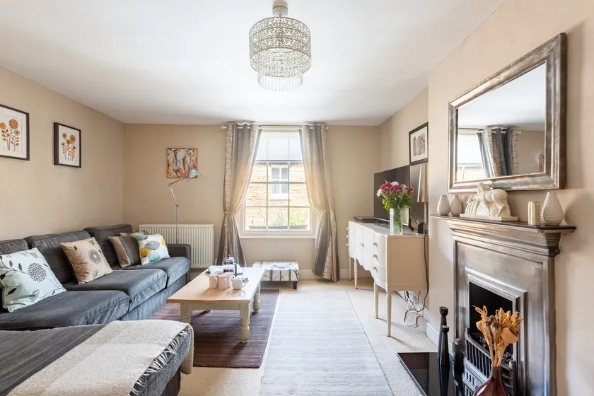 Elegant 3 bed High Street apartment in Uppingham - Image 1