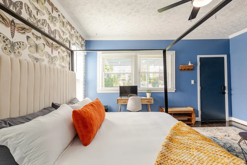 Private En Suite Cozy + Eclectic - Image 1