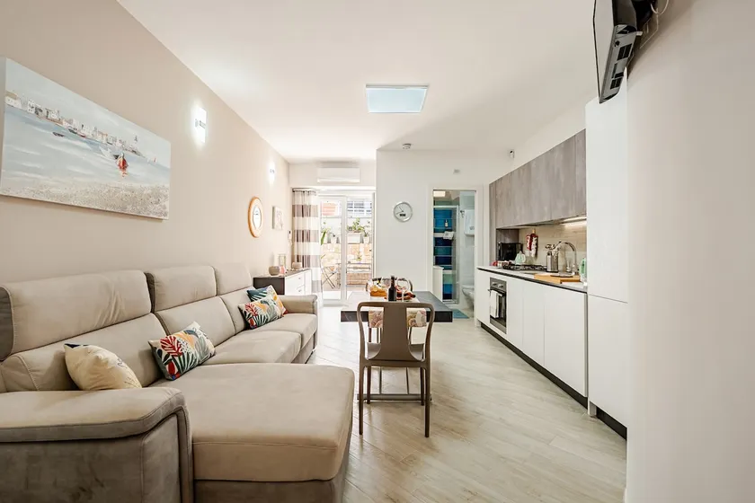 Dolce vita + outdoor patio + steps from the cliffs - Image 1