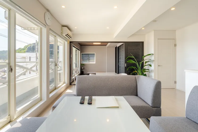 The living room overlooks the sea. 4 stations from Atami Station, minimum 17 minutes. BBQ facilities + jacuzzi on the rooftop. Free parking available. - Image 1
