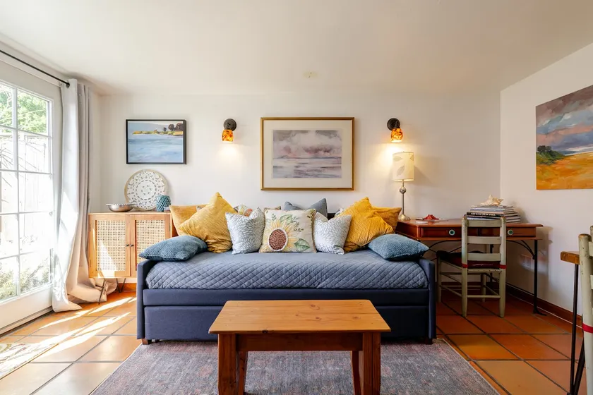 Sunny Harborside Bungalow - Image 1