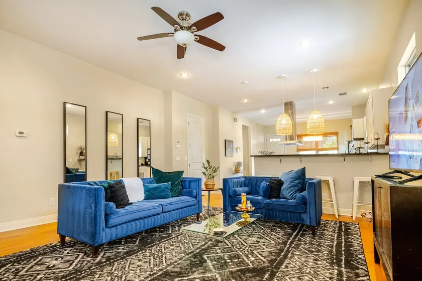 Walk to everything in East DT-Bungalow w/ 3 Kings - Image 1