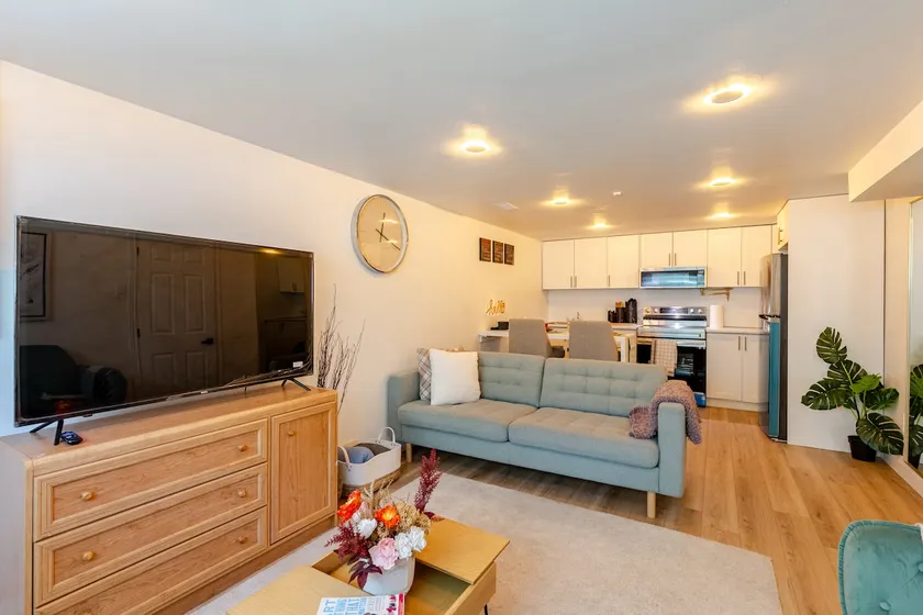 New Chic 1-Bed Retreat, Sleeps 4 - Image 1