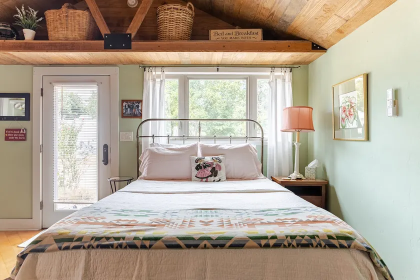 The Cabin, in town Fredericksburg - Image 1