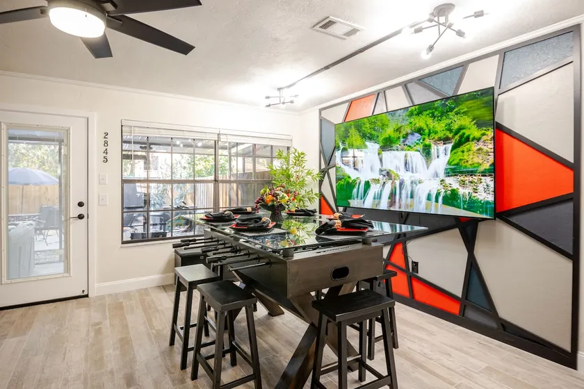 Lux 2/2 w/t spa, fire pit & fenced yard near UF! - Image 1