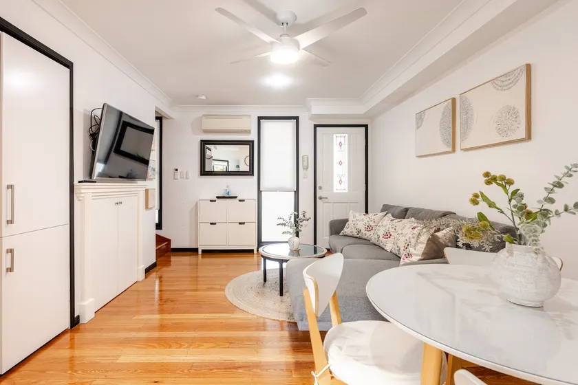 Stylish & Elegant 2BR Townhouse in Wilston Brisbane - Image 1