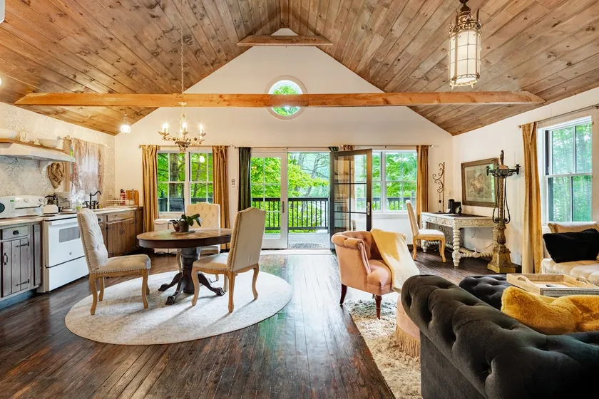 Romantic Lakeview Cottage - Image 1