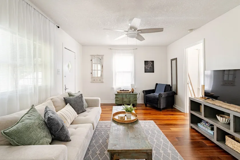 Summer House - 1Br-1Ba - Second Floor Apt - Five Minute Walk To City Gates - Image 1