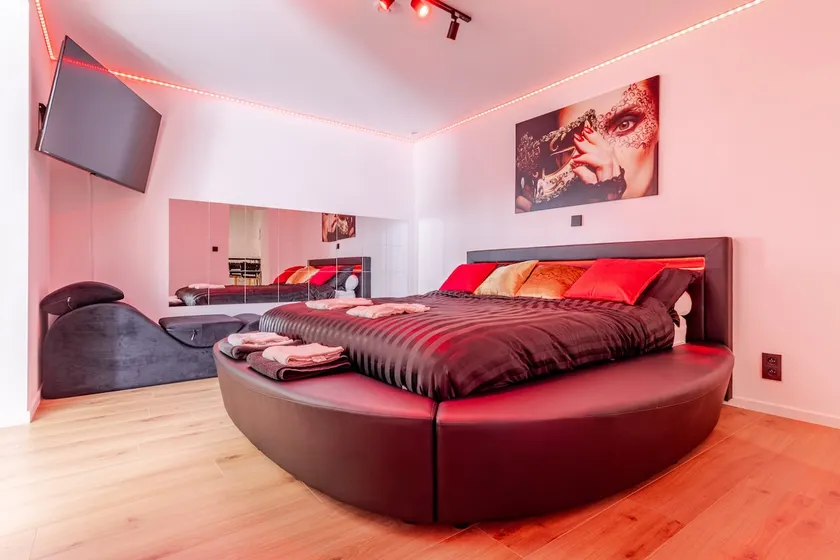 LoveRoom with private spa - Image 1