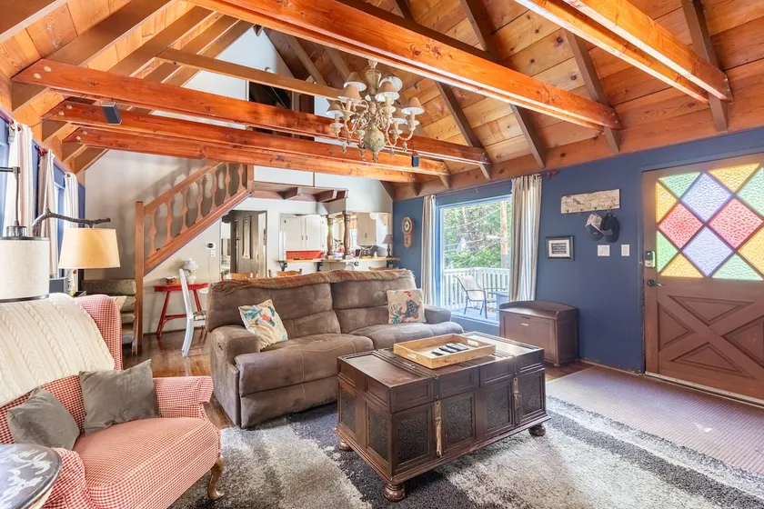 Cozy Pine Cottage–Lake Pass-Walk to Lake & Village - Image 1