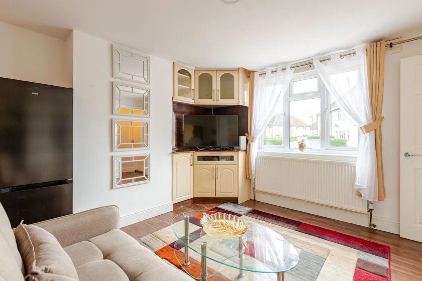 Modern 2-Bed Flat: Ensuites & Free Parking - Image 1
