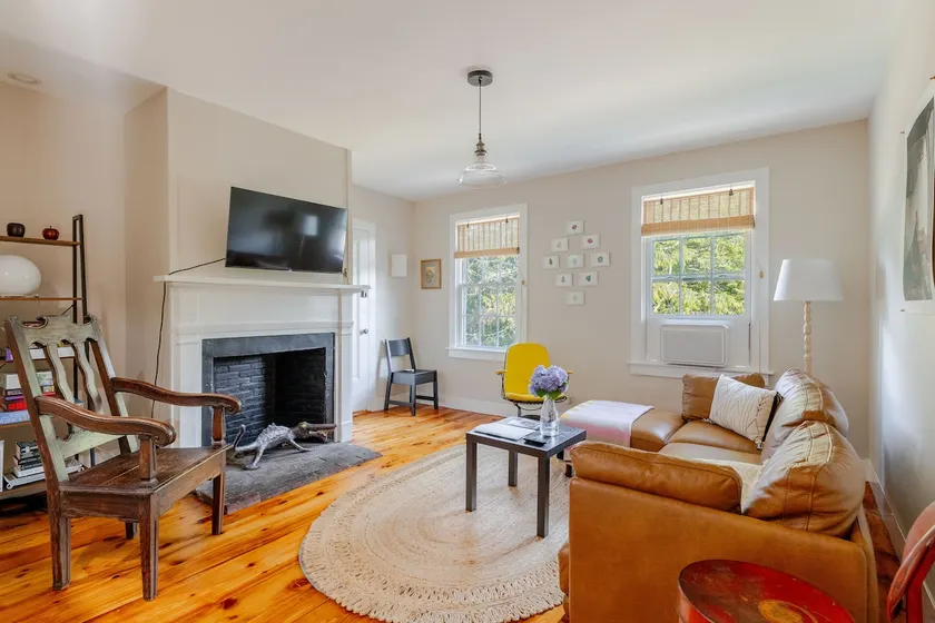 Charming Bookshop Apt in Historic Tiverton! - Image 1
