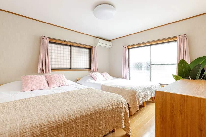 3LDK, can accommodate up to 13 people! Shinjuku is just one train ride away, convenient transportation! Direct bus service to Narita and Haneda! - Image 1