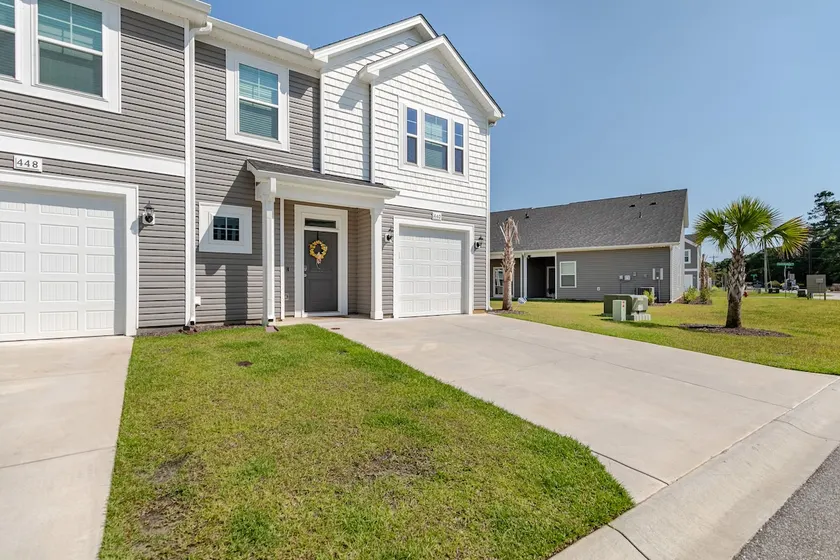 3 Bdrm, 2 LR, Chefs Kitchen, Pet Friendly - Image 1