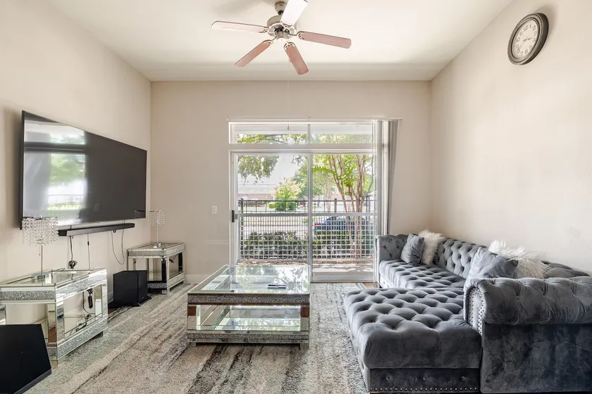 Modern 2BR Near Energy Corridor King Bed Sleeps 4 - Image 1
